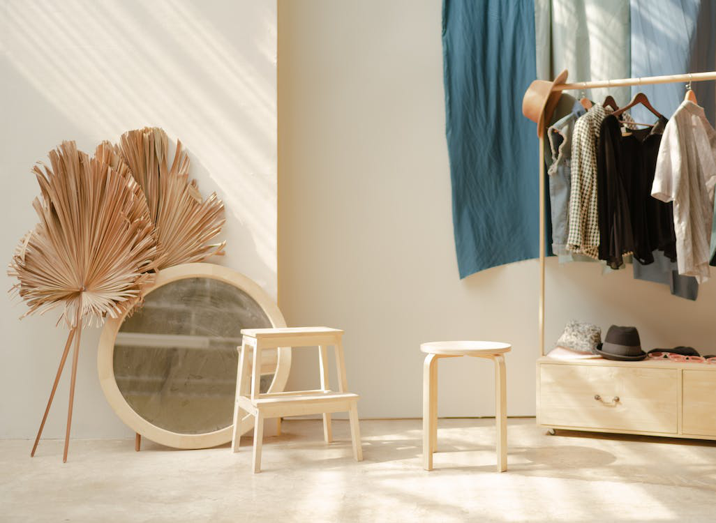 A dressing room with nature-inspireddécor and materials