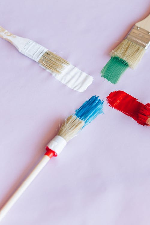 Multiple paint brushes laid out.