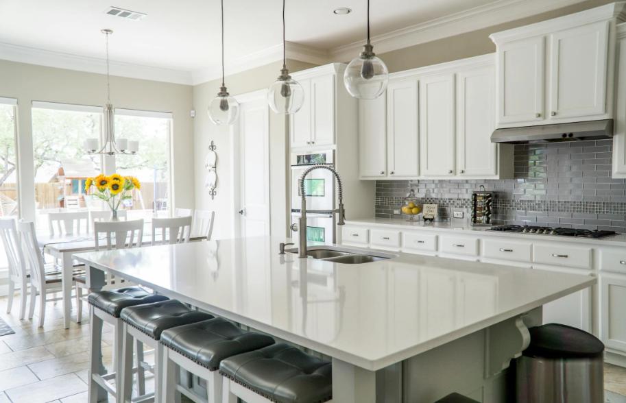 A house following summer kitchen trends.
