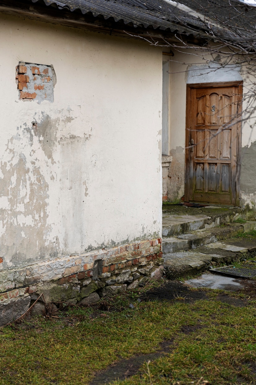 an outdoor space with moldy surfaces.