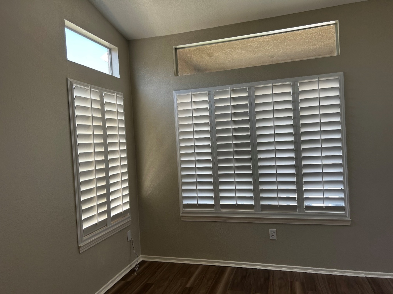 A room with windows.
