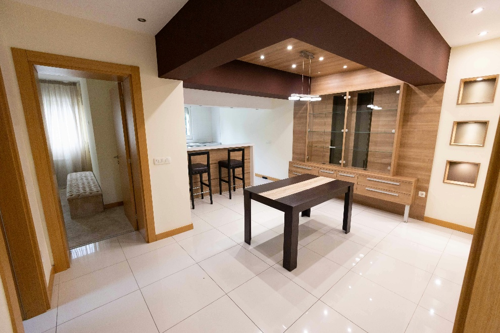 Dramatic lighting in a living space 